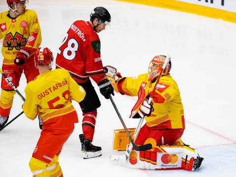 Johan Sundström of Frölunda and goalkeeper Jonas Hiller