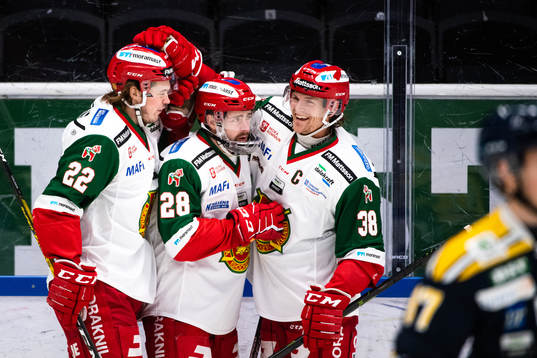 Måns Carlsson och Adam Masuhr jublar med Oskar Svanlund
