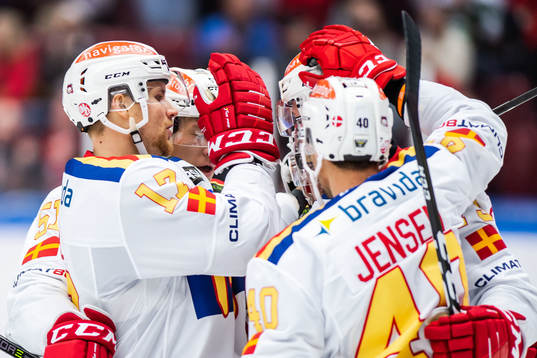 Malmö Redhawks Adam Ollas Mattsson jublar med lagkamrater