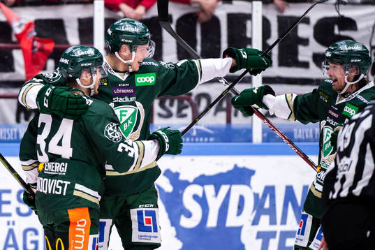 Färjestads Michael Lindqvist jublar med lagkamrater