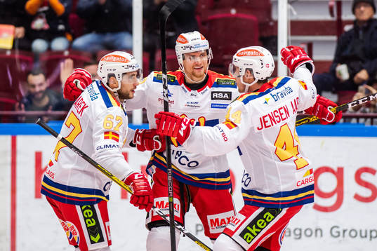 Malmö Redhawks Max Görtz jublar med lagkamrater