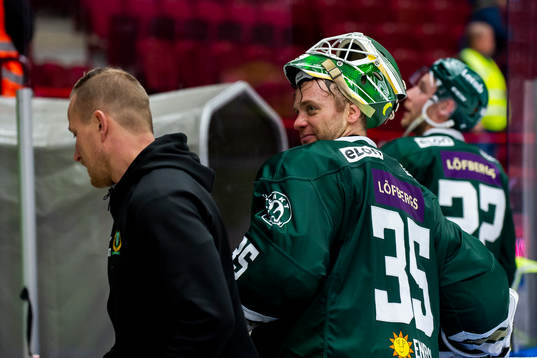 Färjestads målvakt Markus Svensson jublar