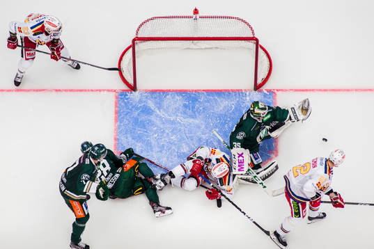 Färjestads målvakt Markus Svensson och Malmö Redhawks