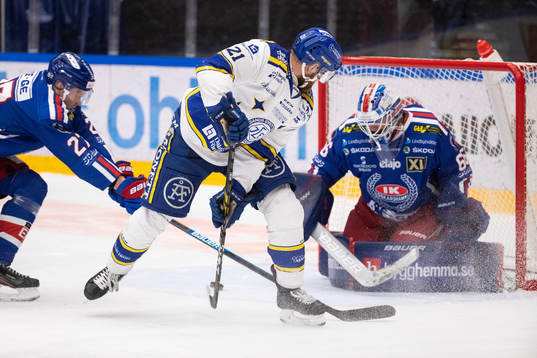 Leksands Mattias Ritola framför Oskarshamns målvakt Tex