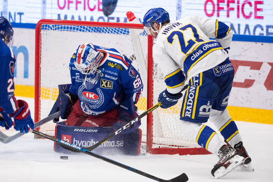 Leksands Marek Hrivik framför Oskarshamns målvakt Tex