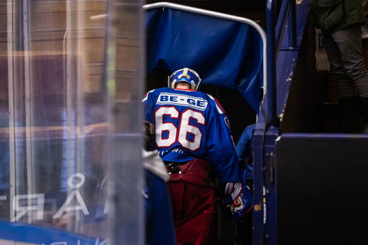 Oskarshamns målvakt Tex Williamsson lämnar isen