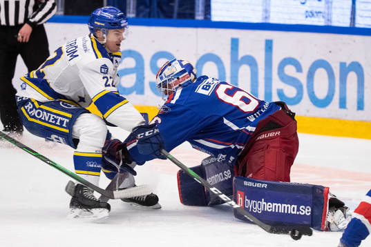 Leksands Sebastian Wännström och Oskarshamns målvakt Tex