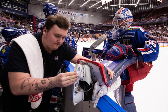 Oskarshamns målvakt Tex Williamsson får hjälp med