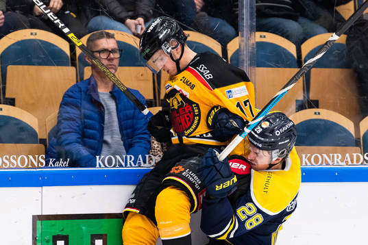 s Johannes Kinnvall i kamp om pucken