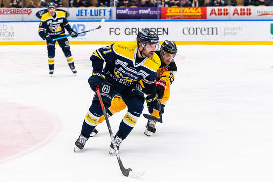 s Linus Fröberg och Luleås Karl Fabricius i kamp om pucken