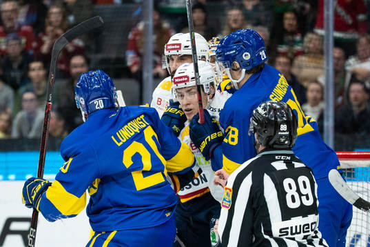 Stökigt mellan Frölundas Joel Lundqvist, Johan Sundström