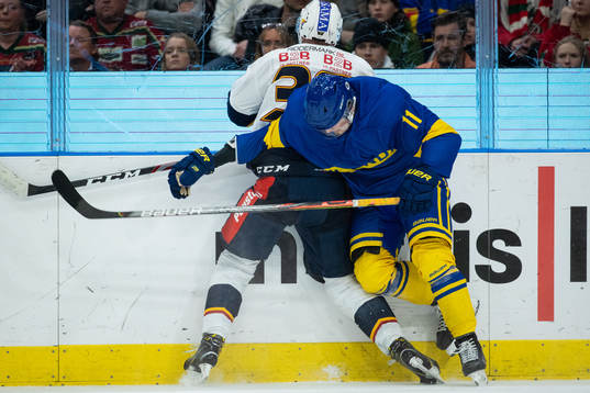 Frölundas Samuel Fagemo tacklar Djurgårdens Olle Alsing