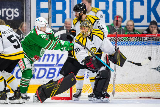 Rögles Leon Bristedt i bråk med Brynäs målvakt Joacim