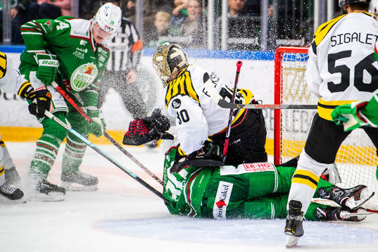 Rögles Ted Brithén kraschar in i Brynäs målvakt Joacim