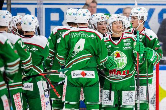 Rögles Daniel Bertov jublar med lagkamrater