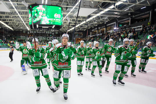 Rögles spelare med Niklas Hansson (m) jublar