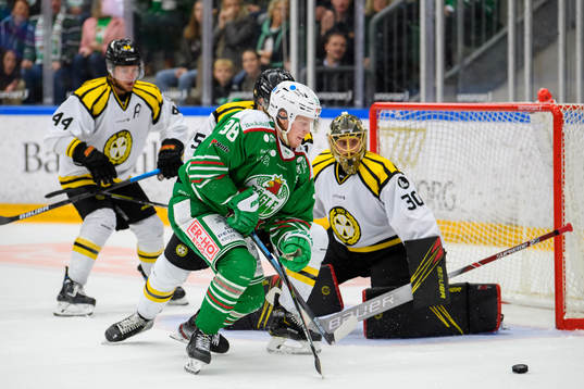 Rögles Erik Andersson oroar vid Brynäs målvakt Joacim