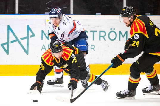 Växjös Marcus Davidsson i en kamp mot Brynäs Daniel