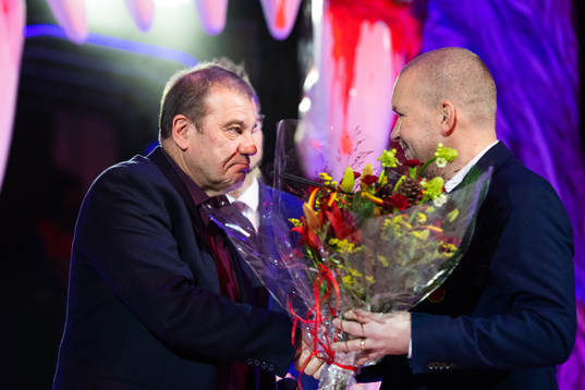 Veli-Matti Ruisma mottar blommor av Luleås general manager