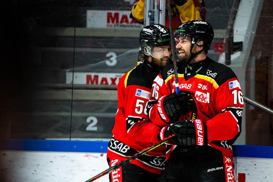 Luleås Daniel Sondell och Niklas Olausson jublar