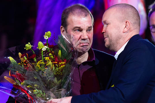 Veli-Matti Ruisma mottar blommor av Luleås general manager