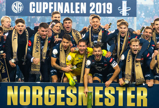 Players of Viking celebrate with the trophy