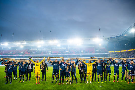 Players of Viking celebrates with the trophy