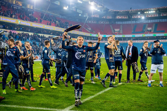 Kristoffer Løkberg and the players of Viking celebrate