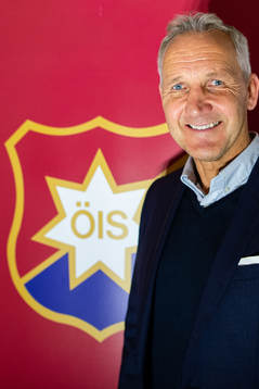 Örgrytes nya tränare Keith Millen poserar för porträtt