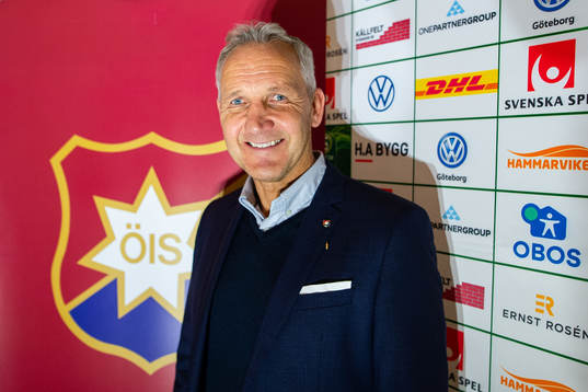 Örgrytes nya tränare Keith Millen poserar för porträtt