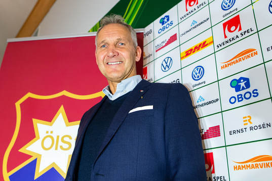 Örgrytes nya tränare Keith Millen poserar för porträtt