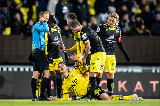 Thomas Lehne Olsen of Lillestrøm talks to Ola Hobber