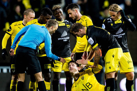 Afeez Aremu of Start and Thomas Lehne Olsen of Lillestrøm talk to Ola Hobber Nilsen, referee,