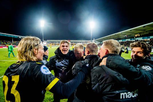Martin Ramsland of Start celebrates with Erlend Segberg, Mathias Idsøe Bringaker, Eman Markovic and teammates after scoring 4-3