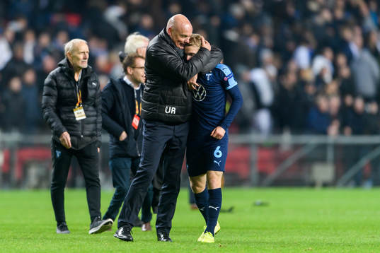 Uwe Rösler, head coach of Malmö FF hugs Oscar Lewicki