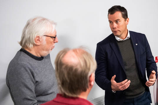 Sportchef Daniel Andersson pratar med media