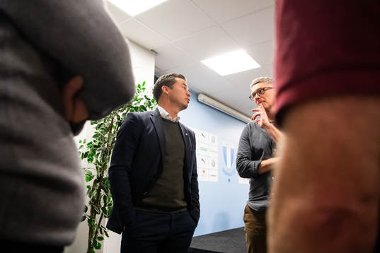 Sportchef Daniel Andersson pratar med media