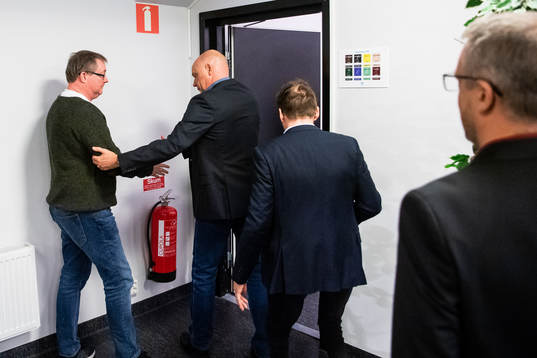 Avgående tränare Uwe Rösler lämnar presskonferensen med Malmö FF den 13 december 2019 i Malmö.