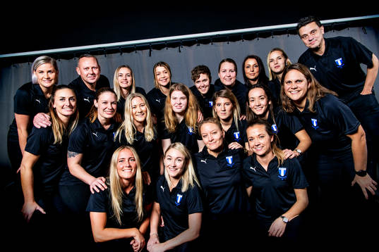 Malmö FFs damlag poserar för ett lagfoto. Överst från vänster, Emelie Erlandsson, Anders Nillson, assisterande tränare, Ida Hansson, Elvira Ramel, Anna Hellsten, Caroline Williamsdotter, Malin Gunnarsson, Johanna Fredriksson och Fredrik Jahnfors, tränare.
Mellanraden från vänster, Josefine Carlsson, Helena Ivarsson, Madeleine Hejde, Emma Svensson, Lovisa Wifvesson, Martina Sutalo och Emelie Karström.
Nedre raden från vänster, Beatrice Andersson, Andrea Sjögren, Annelie Nilsson och Cornelia Lindgren. Den 16 december 2019 i Malmö.

