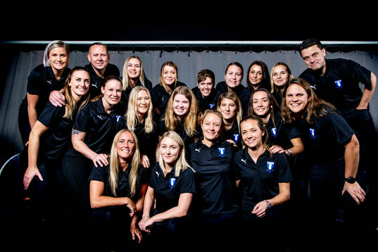 Malmö FFs damlag poserar för ett lagfoto. Överst från vänster, Emelie Erlandsson, Anders Nillson, assisterande tränare, Ida Hansson, Elvira Ramel, Anna Hellsten, Caroline Williamsdotter, Malin Gunnarsson, Johanna Fredriksson och Fredrik Jahnfors, tränare.
Mellanraden från vänster, Josefine Carlsson, Helena Ivarsson, Madeleine Hejde, Emma Svensson, Lovisa Wifvesson, Martina Sutalo och Emelie Karström.
Nedre raden från vänster, Beatrice Andersson, Andrea Sjögren, Annelie Nilsson och Cornelia Lindgren. Den 16 december 2019 i Malmö.
