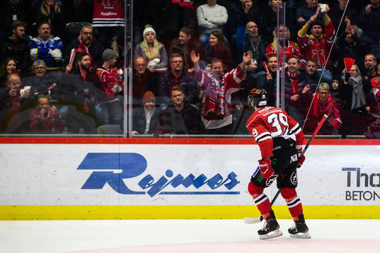 Örebros Jordan Boucher jublar mot supportrar