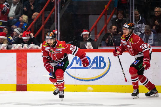 Örebros Jordan Boucher och Christopher Mastomäki jublar