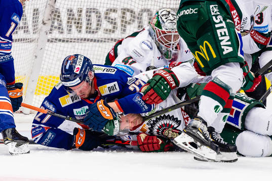 Kamp mellan Växjös Martin Lundberg och Frölundas Viktor