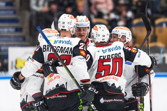 Malmö Redhawks Frederik Storm jublar med lagkamrater