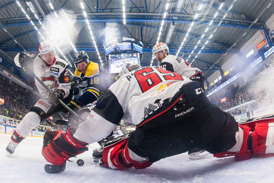 Malmö Redhawks Lars Bryggman och målvakt Oscar Alsenfelt