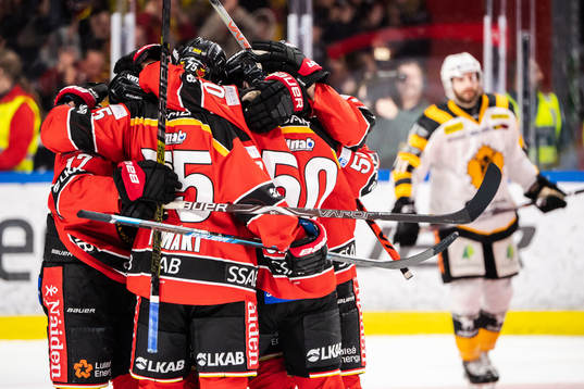 Luleås Daniel Sondell jublar med lagkamrater