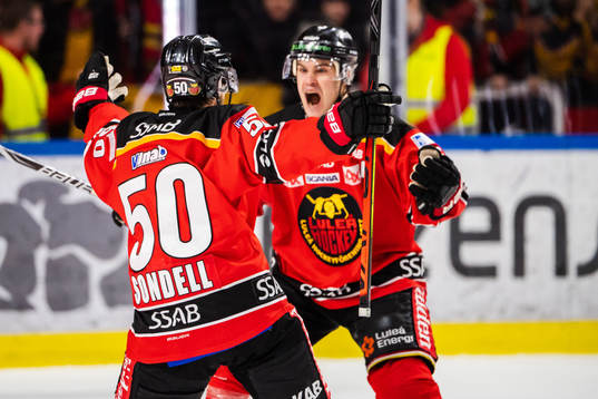 Luleås Daniel Sondell jublar med Karl Fabricius