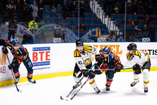 Djurgårdens Manuel Ågren och Jacob Josefson i en kamp mot