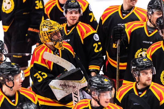 Brynäs målvakt Samuel Ersson jublar med lagkamrater