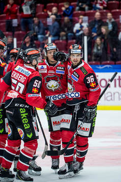 Malmö Redhawks Matias Myttynen jublar med lagkamraterna
